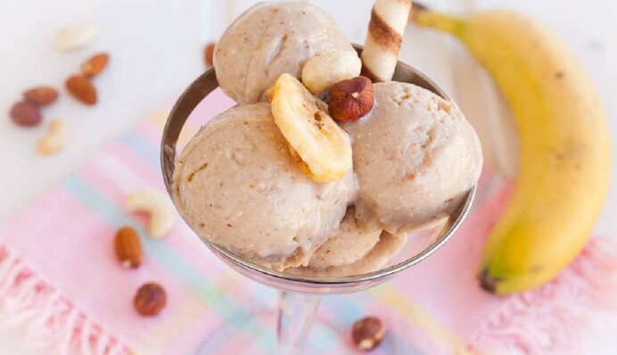 Як зробити домашнє морозиво з йогурту з бананом: простий рецепт