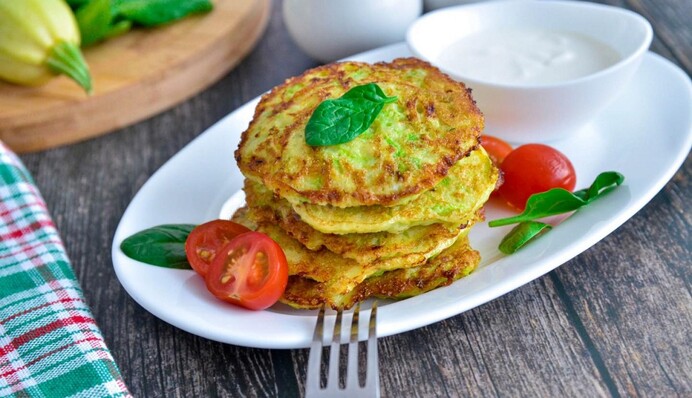 Как приготовить кабачковые оладьи с сыром и чесноком: простой рецепт