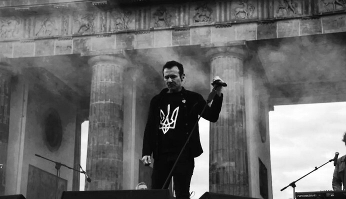 Исполняю уже 45 лет: Святослав Вакарчук спел защитникам самую старую песню в своем репертуаре