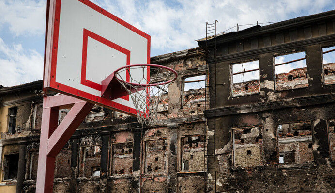 Выпускница из Харькова в нарядном платье показала, что 