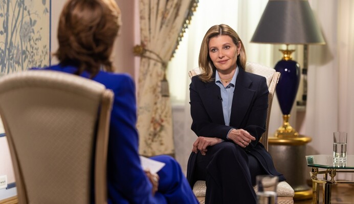 Розмову перервала повітряна тривога: Олена Зеленська у чорному костюмі дала інтерв'ю американському ТБ