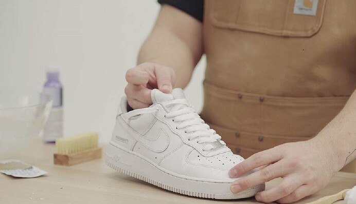 Як мити шкіряне взуття, щоб не тріскалося і не втрачало форму: 10 важливих правил