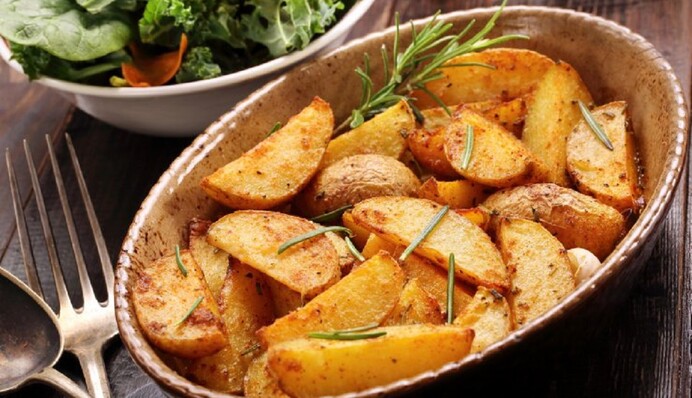 Как вкусно запечь молодую картошку с травами и чесноком: простой рецепт