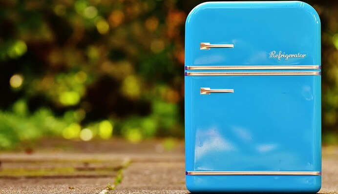 Как быстро разморозить холодильник старого образца: 5 полезных лайфхаков