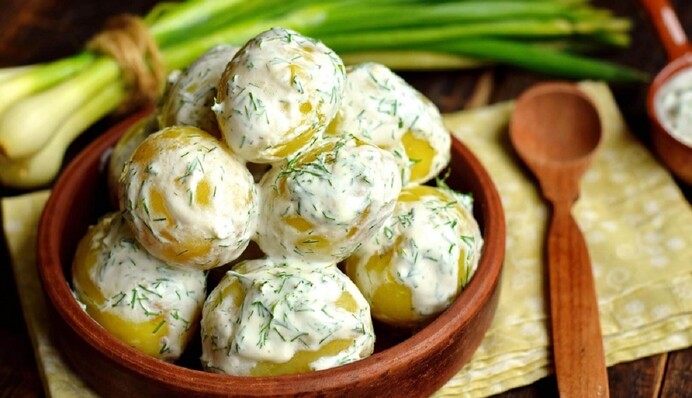 Як смачно приготувати молоду картоплю зі сметаною: простий рецепт