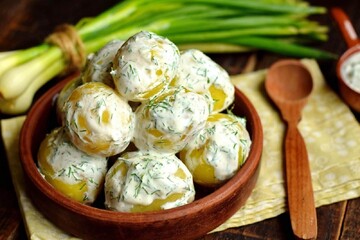 Как вкусно приготовить молодую картошку со сметаной: простой рецепт