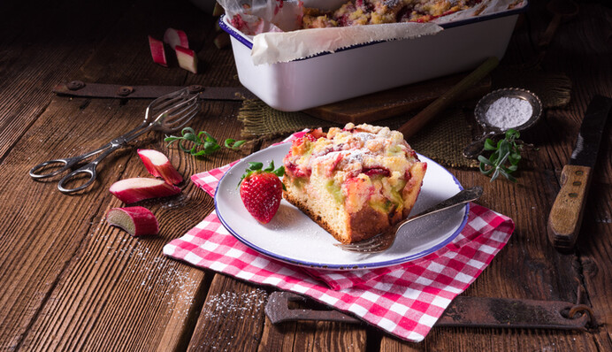 Як приготувати тертий пиріг з сиром та полуницею: простий рецепт