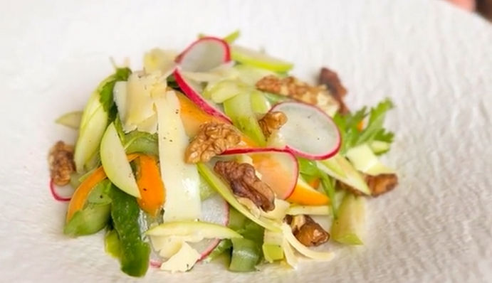 Как приготовить вкусный летний салат из сезонных овощей: рецепт от Эктора Хименеса-Браво