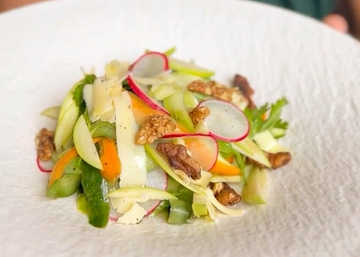 Як приготувати смачний літній салат із сезонних овочів: рецепт від Ектора Хіменеса-Браво