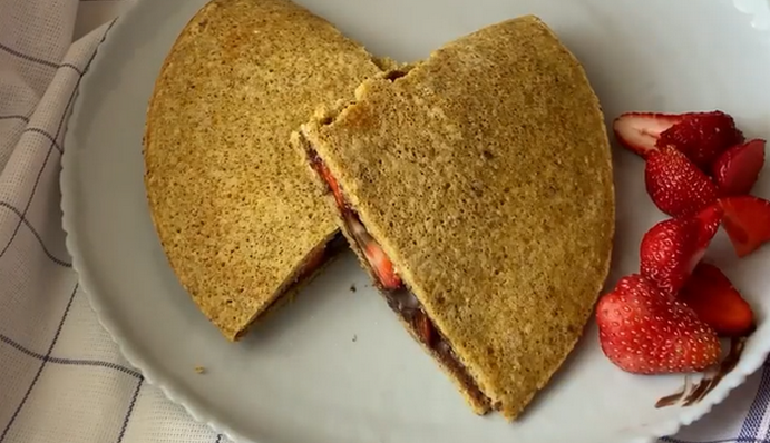 Как приготовить сладкий овсяноблин с клубникой и шоколадом: простой рецепт