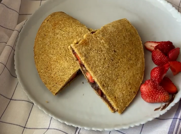 Как приготовить сладкий овсяноблин с клубникой и шоколадом: простой рецепт