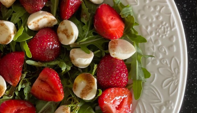 Как приготовить легкий летний салат с рукколой и моцареллой: простой рецепт