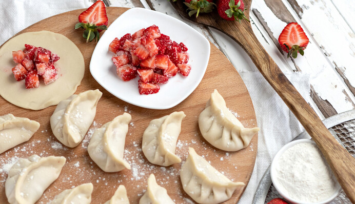Как приготовить сладкие вареники с клубникой на пару: простой рецепт