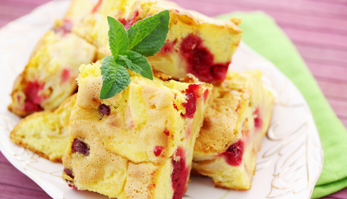 Как приготовить воздушную шарлотку с клубникой: простой рецепт