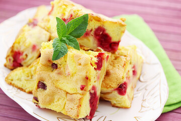 Как приготовить воздушную шарлотку с клубникой: простой рецепт