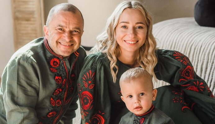 Пишаємося бути українцями: Віктор Павлік із дружиною та сином зробили яскраві сімейні фото у вишиванках