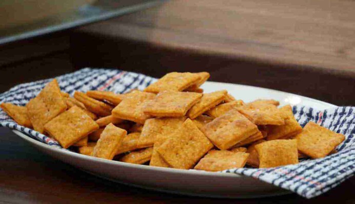 Як приготувати крекери з цибулею тривалого зберігання: простий рецепт