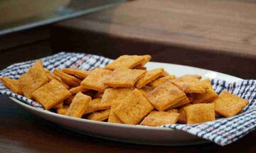 Как приготовить дома крекеры с луком длительного хранения: простой рецепт