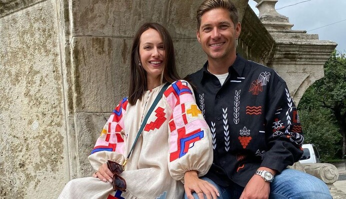 Вирішили добудувати: Володимир Остапчук із дружиною показали свій будинок-мрію під Києвом