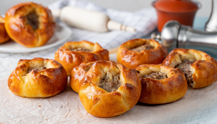 Як приготувати соковиті біляші в духовці: простий рецепт на кефірі