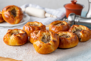 Как приготовить сочные беляши в духовке: простой рецепт на кефире