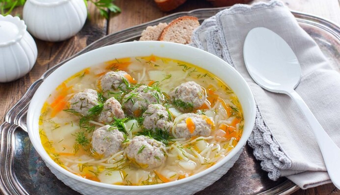 Як зварити легкий суп із фрикадельками з курячого фаршу: простий рецепт