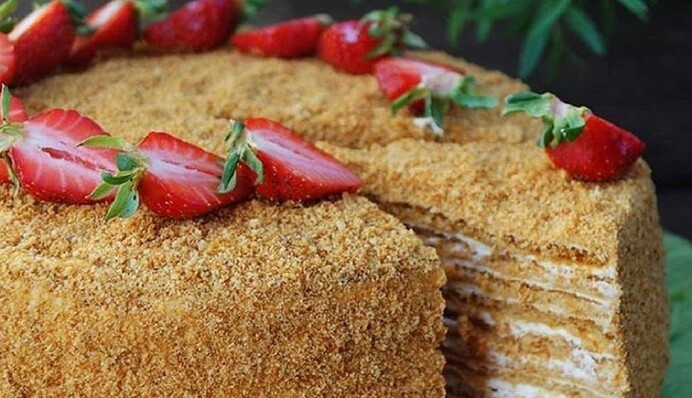 Готуємо вдома торт Медовик із кремом пломбір та полуницею: оригінальний рецепт