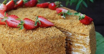 Готовим дома торт Медовик с кремом пломбир и клубникой: оригинальный рецепт