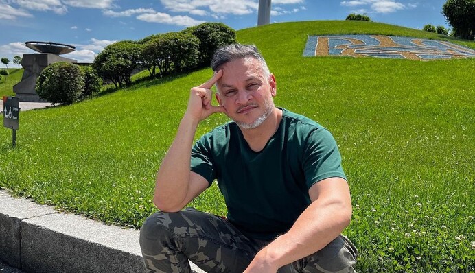 Дуже за тобою сумую: Ектор Хіменес-Браво показав нове фото з коханою, з якою його розлучила війна