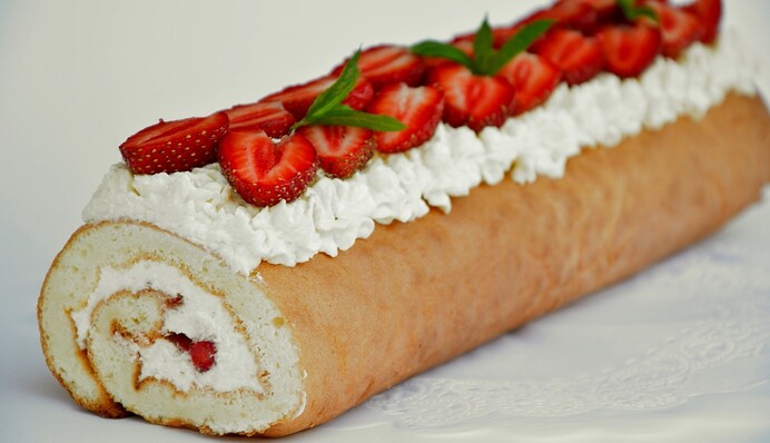 Как испечь бисквит с клубничной начинкой: простой рецепт