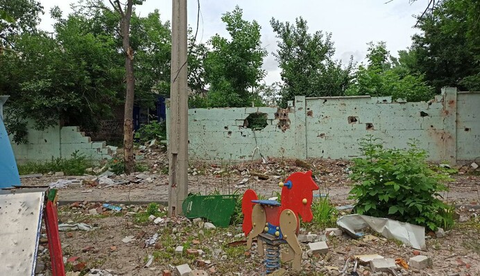 Там поховані люди: Андрій Бєдняков показав могили на вулицях рідного Маріуполя