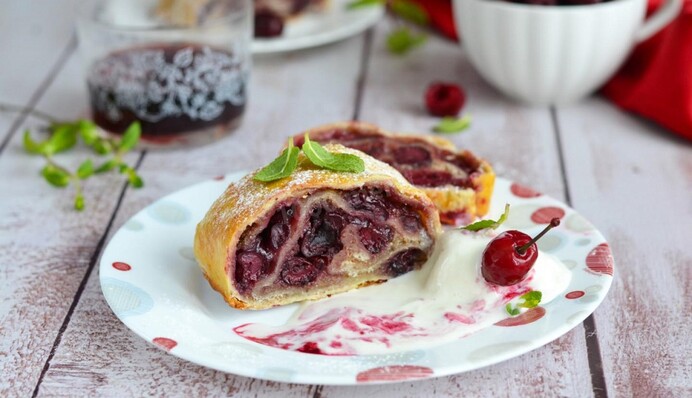 Как приготовить вишневый штрудель из слоеного теста: простой рецепт