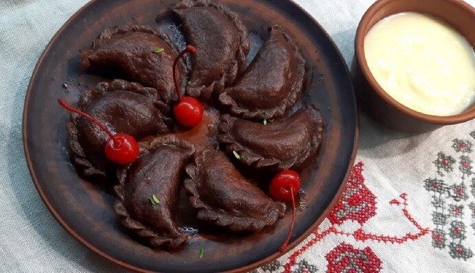 Як приготувати шоколадні вареники з вишнями на пару: простий рецепт