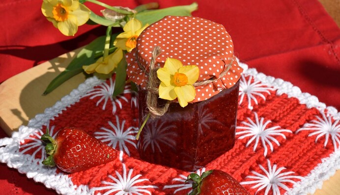 Як зробити на зиму ароматне варення з полуниці з бананом: простий рецепт