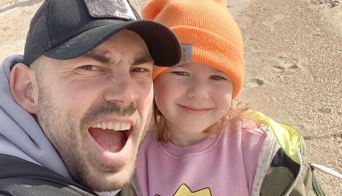 Дочь Андрея Беднякова очаровала сеть исполнением песни 