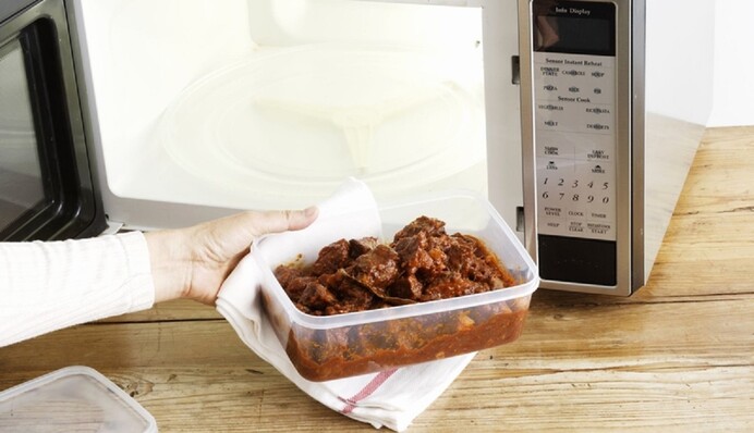Що не можна гріти в мікрохвильовій печі: 8 порад, які не варто порушувати