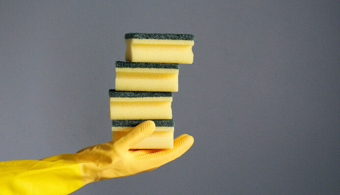 Как продезинфицировать губку для мытья посуды: простой лайфхак в микроволновке