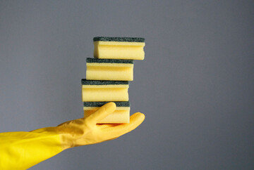 Як продезінфікувати губку для миття посуду: простий лайфхак у мікрохвильовій печі