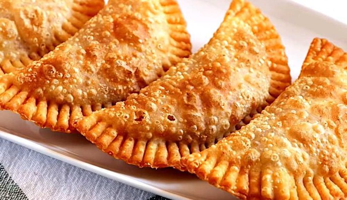 Готуємо соковиті та хрумкі чебуреки з тіста на горілці: простий рецепт