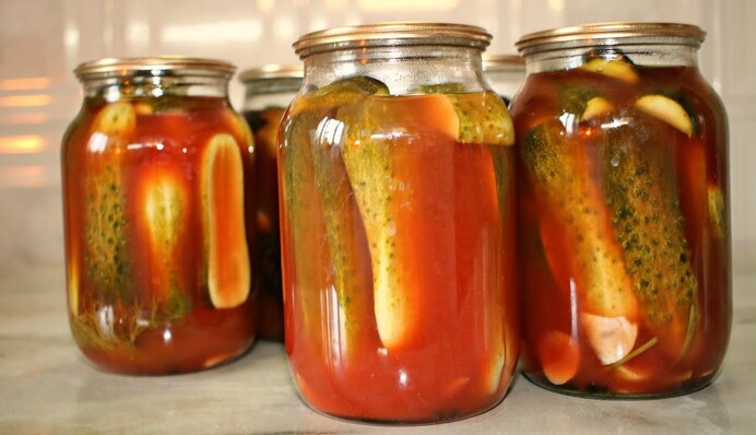 Как закрыть на зиму острые и хрустящие огурцы: простой рецепт с кетчупом