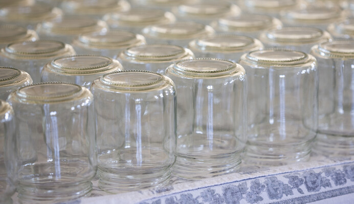 Як легко відмити скляні банки від етикеток та клею: 3 безвідмовних способи