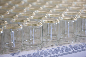 Як легко відмити скляні банки від етикеток та клею: 3 безвідмовних способи