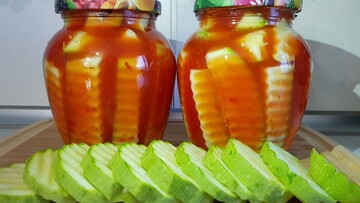 Как закрыть на зиму кабачки с кетчупом чили: простой рецепт без стерилизации