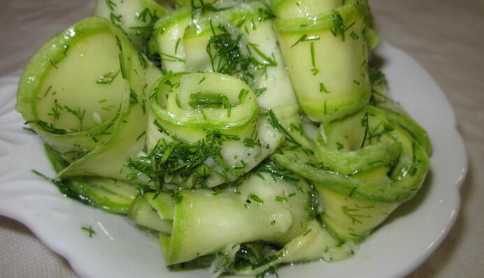 Як зробити смачні мариновані кабачки швидкого приготування.