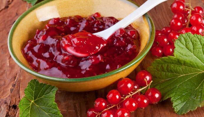 Как заготовить на зиму желе из красной смородины: простой рецепт из двух ингредиентов