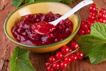Как заготовить на зиму желе из красной смородины: простой рецепт из двух ингредиентов