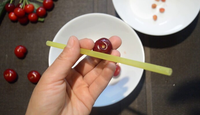 Як швидко видалити кісточки з вишні: прості способи для заготівлі ягід