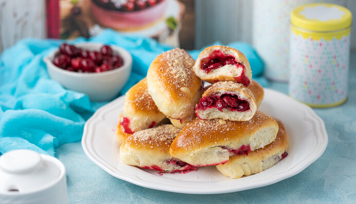 Как испечь пирожки с вишней, чтобы были мягкие как пух: рецепт на опаре