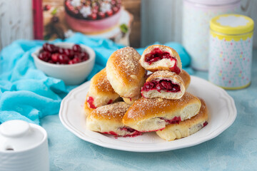 Как испечь пирожки с вишней, чтобы были мягкие как пух: рецепт на опаре