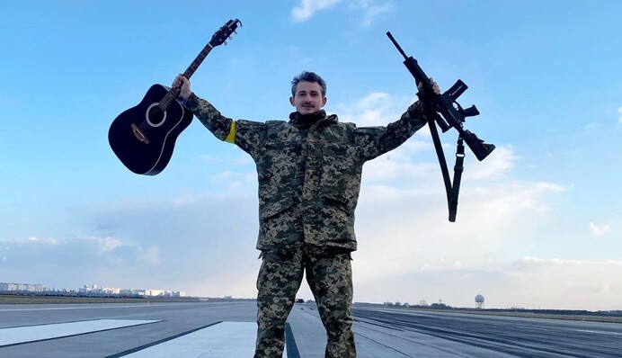 Хорошо быть тупым: Коля Сєрга написав вірш про росіян, які виправдовують війну